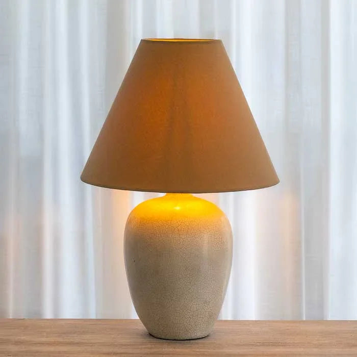 Abajur de mesa artesanal em terracota craquelada, com cúpula branca, de Bali. 