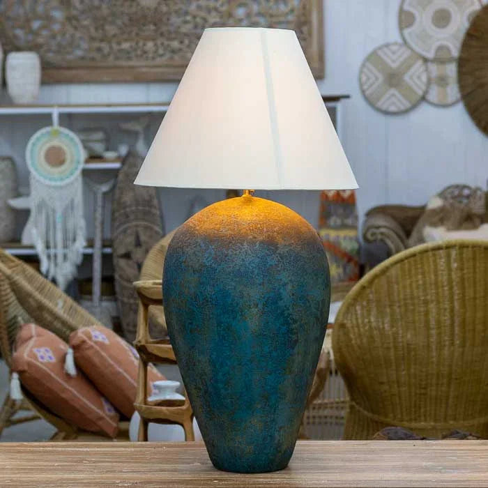 Luminária grande importada de Bali, com pátina azul-turquesa texturizada.