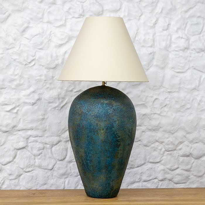 Luminária de mesa com design clássico e toques rústicos na sua base em terracota.