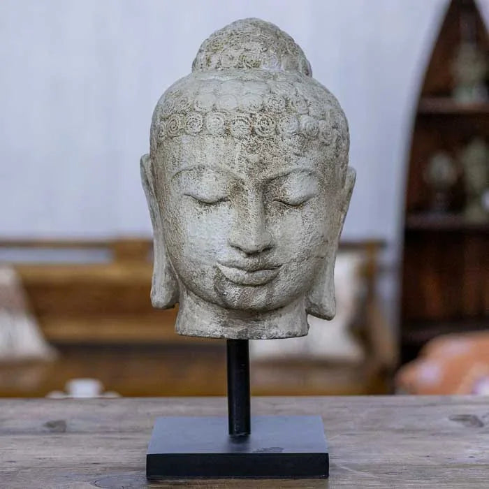Escultura de Buda Antik com acabamento envelhecido e expressão suave, feita em Bali para compor espaços zen e decorativos. 