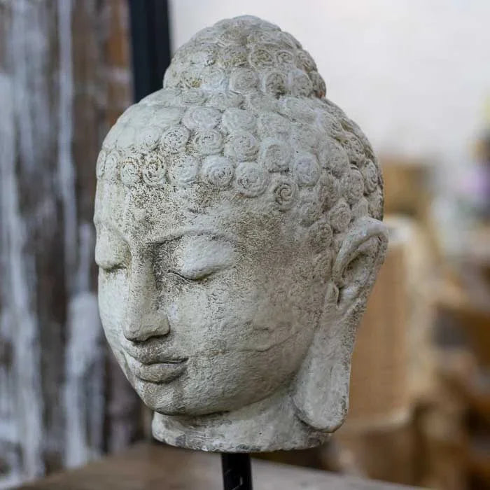 Peça decorativa cabeça de Buda em cimento estilo Antik com sombreamento manual e base fosca para Home Decor equilibrado. 