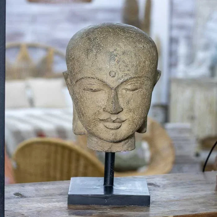 Escultura cabeça de monge em cimento texturizado com base preta, peça artesanal de Bali ideal para ambientes zen e contemplativos.