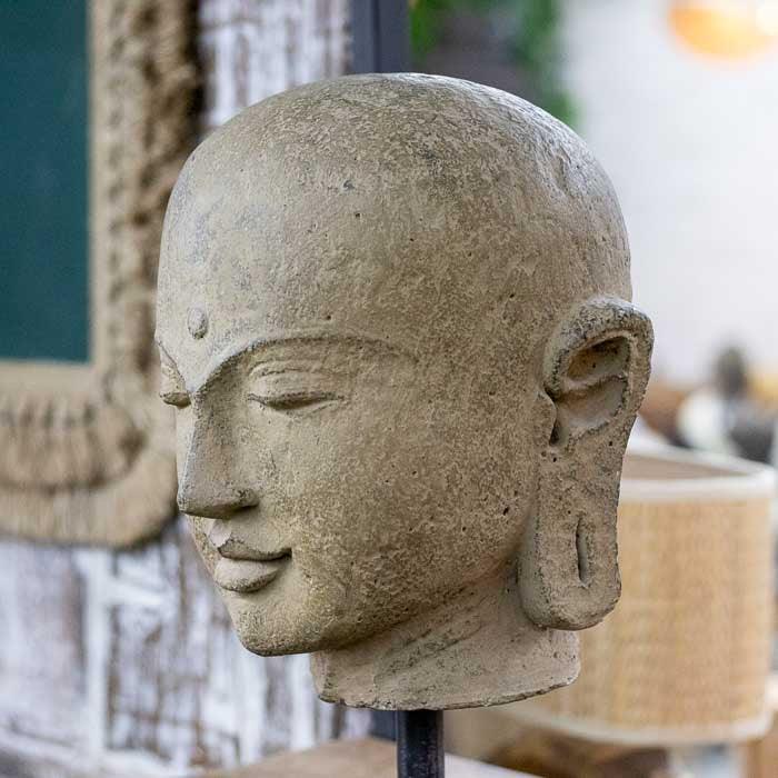 Cabeça de monge em cimento tom areia com textura rústica e expressão serena, escultura espiritual artesanal de Bali para Home Decor.