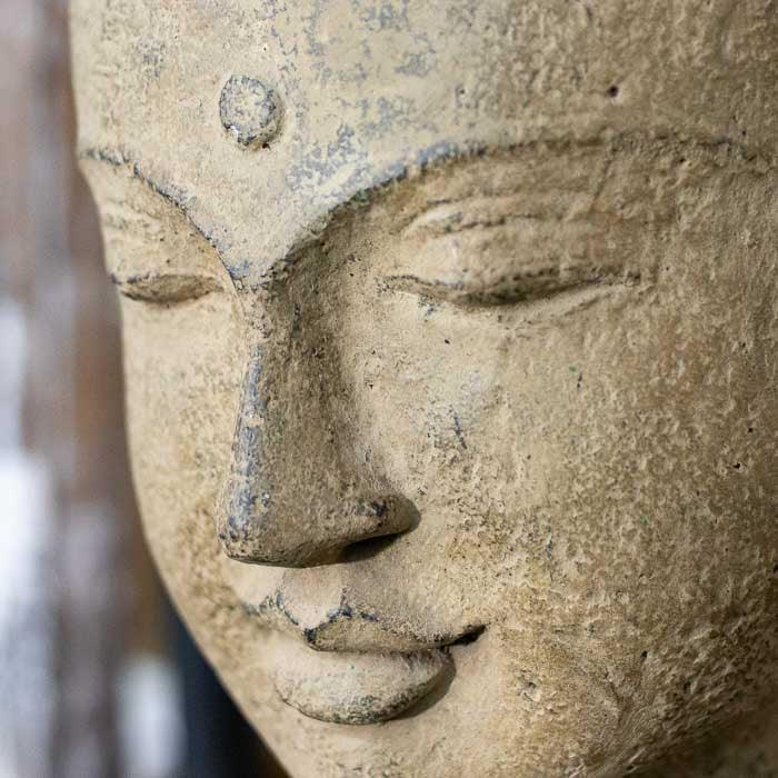 Escultura espiritual de monge em cimento texturizado com base de ferro ideal para compor espaços de meditação e altares zen.
