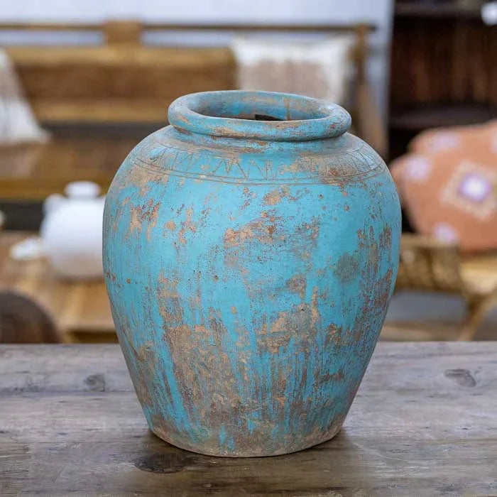 Vaso terracota antik estilo Guci Pot artesanal de Bali com acabamento rústico fosco e textura envelhecida natural. 