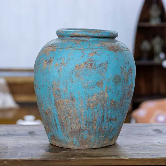 Vaso decorativo em terracota antik de Bali inspirado no estilo Guci Pot com superfície texturizada e efeito envelhecido. 