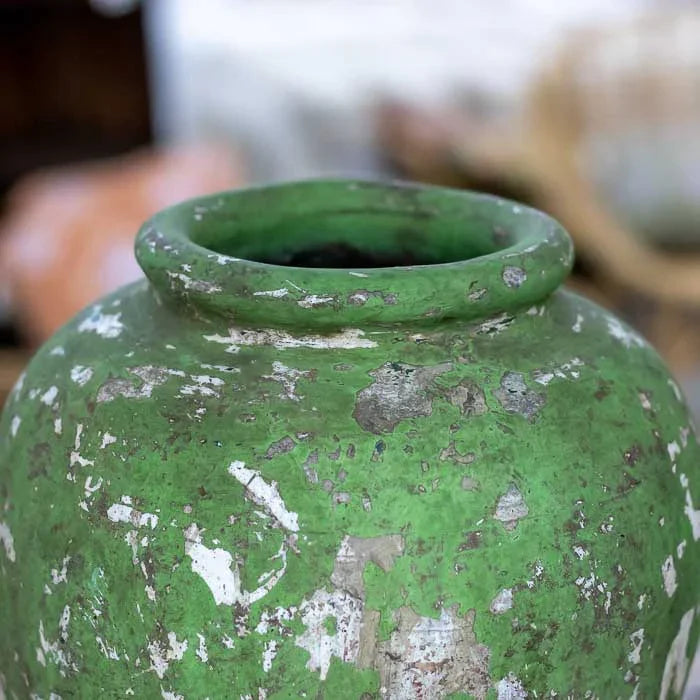 Terracota antik de Bali no estilo Guci Pot com superfície desgastada e formato tradicional para composições decorativas. 