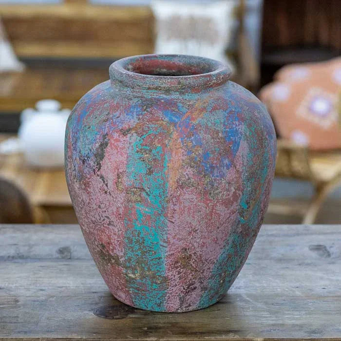 Vaso artesanal terracota antik com aspecto envelhecido e abertura média inspirado nos tradicionais Guci Pot de Bali. 