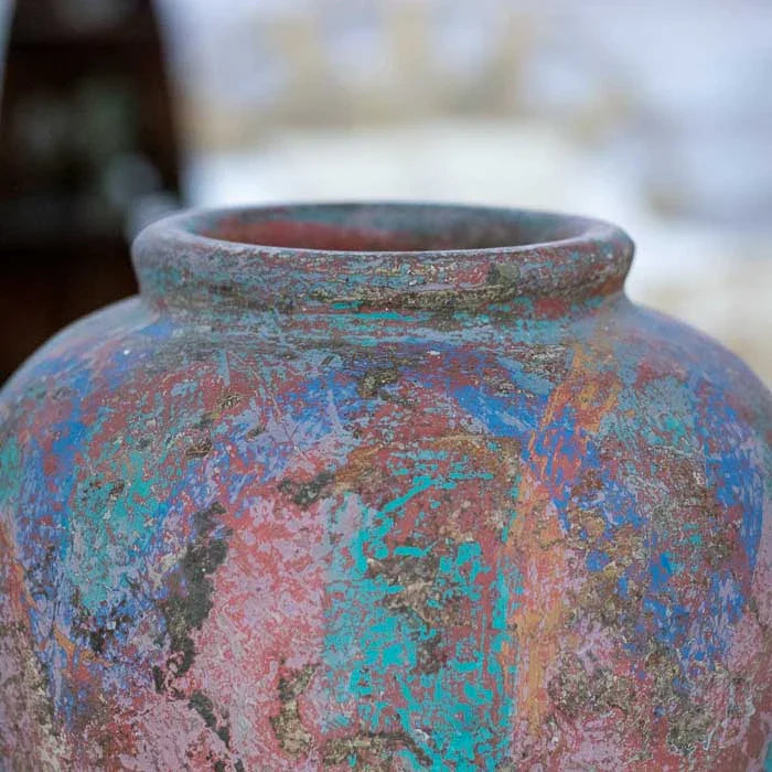 Peça em terracota antik de Bali com visual desgastado e estilo Guci Pot ideal para arranjos e ambientes naturais. 