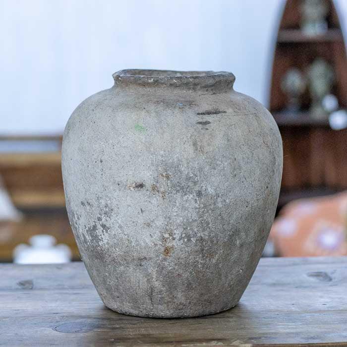 Vaso terracota antik artesanal de Bali com textura rústica fosca e acabamento envelhecido inspirado no estilo tradicional Guci Pot. 