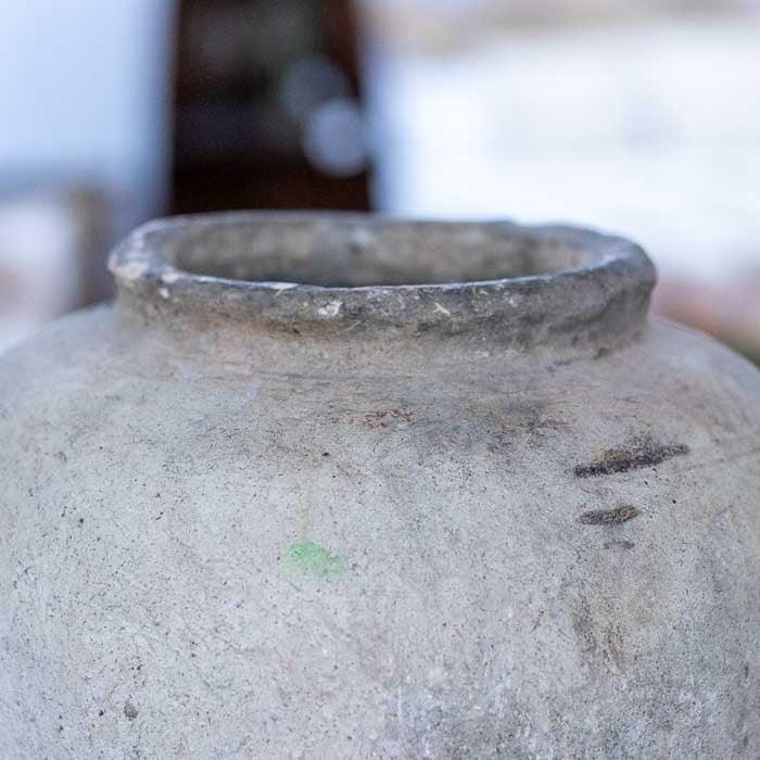 Vaso de terracota antik produzido em Bali com superfície desgastada e forma clássica Guci Pot ideal para decorações naturais. 