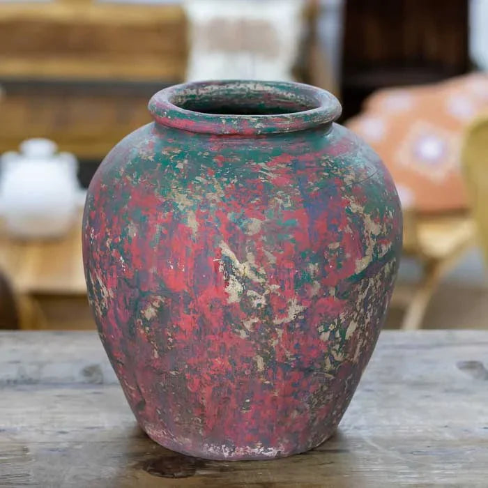 Peça decorativa terracota antik de Bali com aparência envelhecida e textura manual perfeita para ambientes artesanais. 