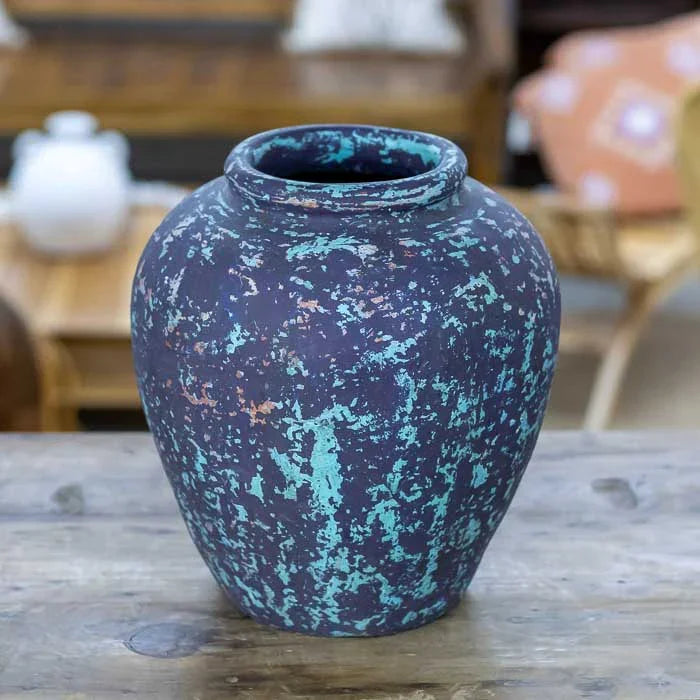 Terracota antik artesanal com efeito de desgaste e formato amplo inspirado nos antigos recipientes Guci Pot de Bali. 
