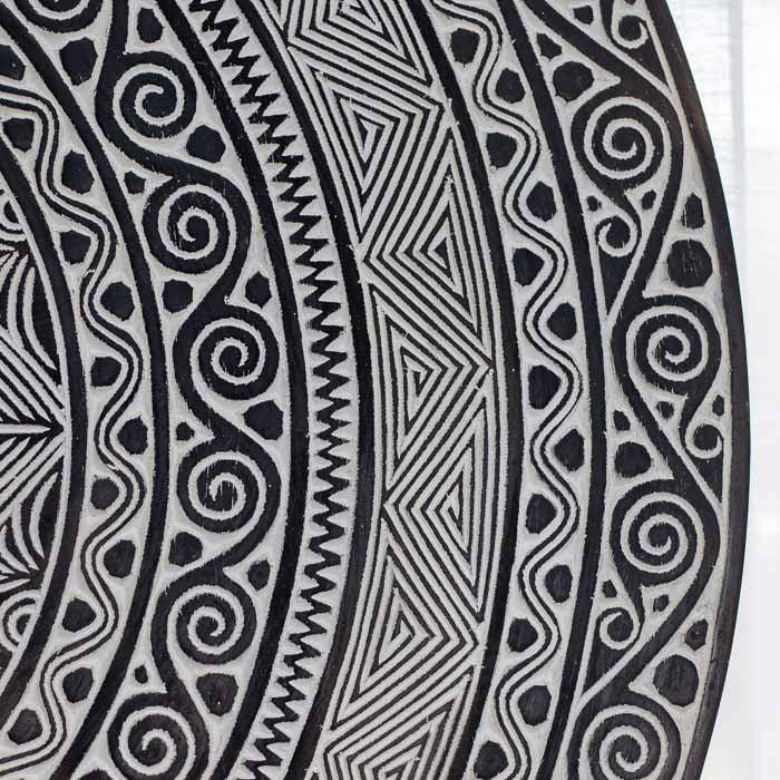 Decoração de parede tribal mandala entalhada à mão em Timor, na Indonésia.