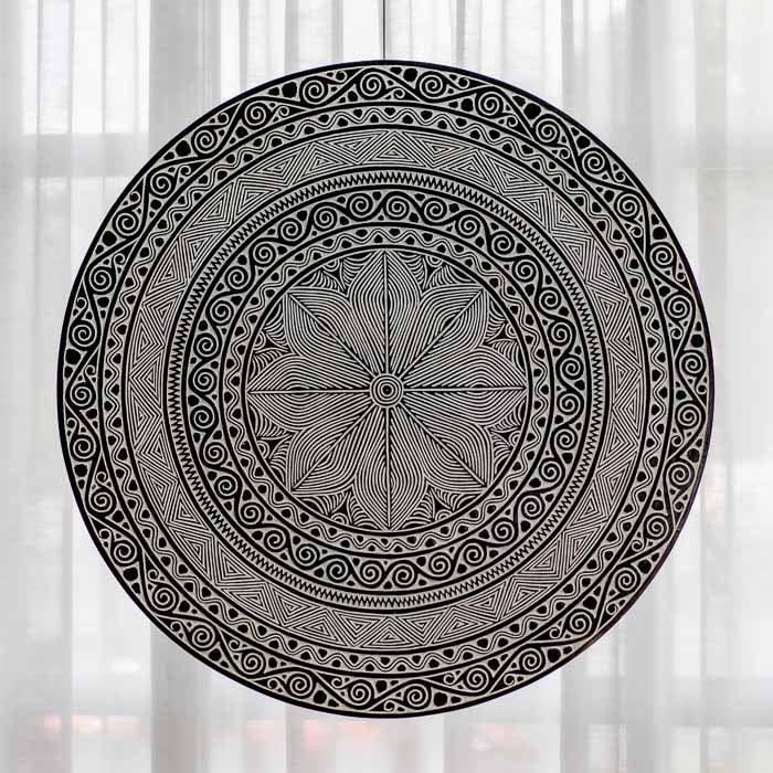 Mandala artesanal esculpida em madeira da Indonésia.