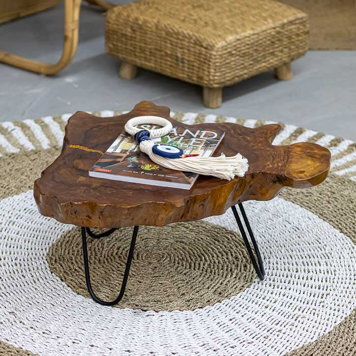 Móvel artesanal em madeira natural e ferro produzido no Brasil.