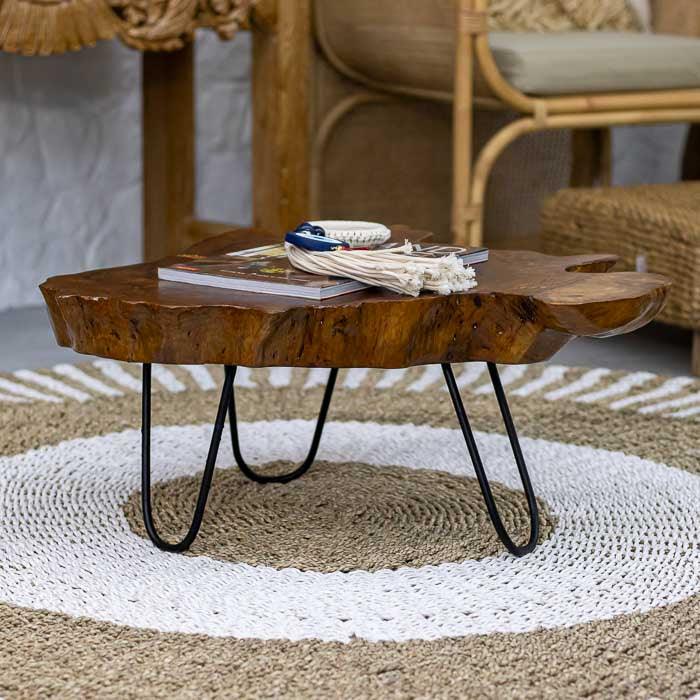 Mesa de centro em madeira cedro e estrutura metálica moderna.