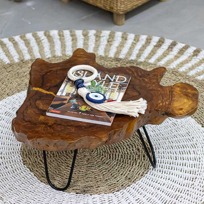 Mesa de centro rústica em madeira cedro com pés de ferro artesanal.