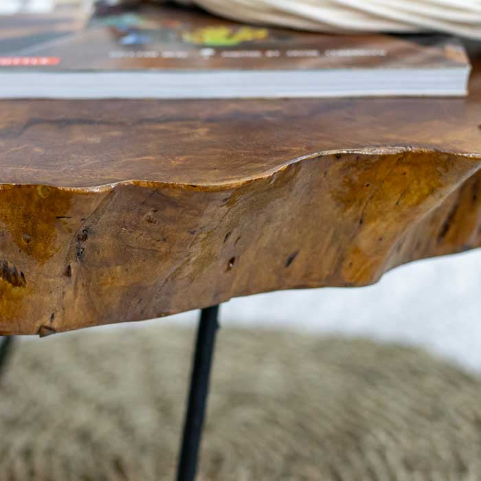 Design rústico com tampo de madeira natural e base de ferro.