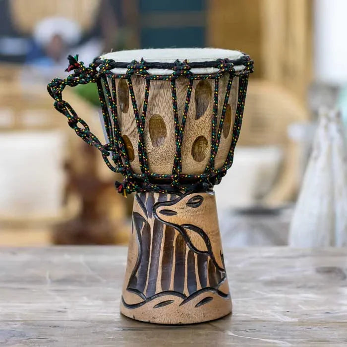 Djembê decorativo feito à mão com detalhes talhados de animal marinho, trazendo espiritualidade e ritmo à peça 