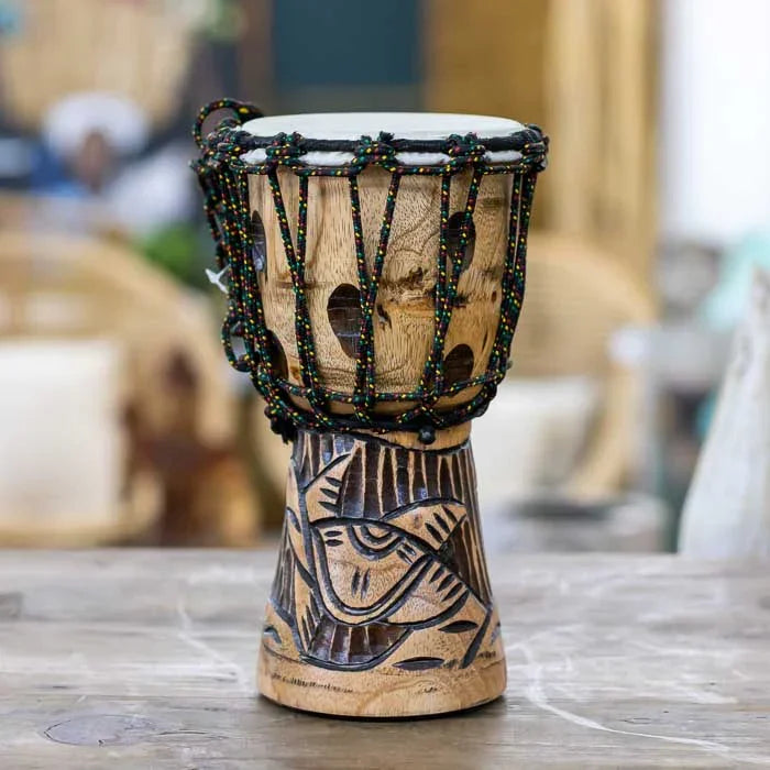 Tambor Djembê artesanal entalhado em madeira com figura de tartaruga, símbolo de sabedoria e longevidade na cultura balinesa 
