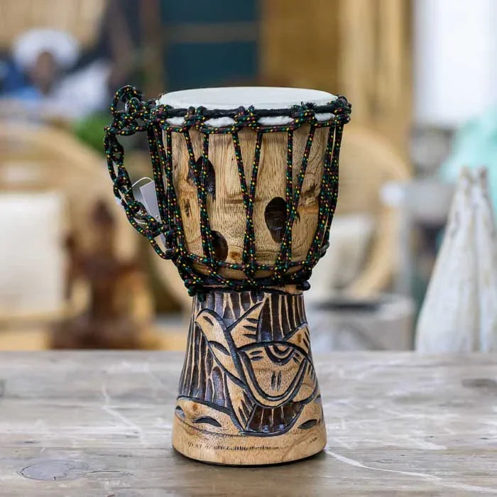 Djembê decorativo feito à mão com entalhes detalhados de tartaruga, unindo musicalidade e arte espiritual de Bali 