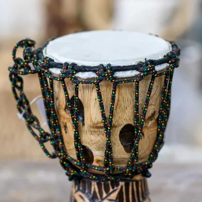 Instrumento de percussão balinês com corpo em madeira esculpida, destacando a imagem simbólica da tartaruga 
