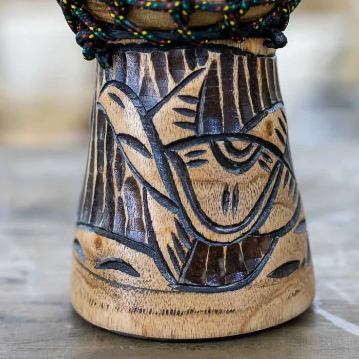 Tambor de madeira com entalhe de tartaruga em estilo étnico, perfeito para compor ambientes com inspiração cultural e sonora 