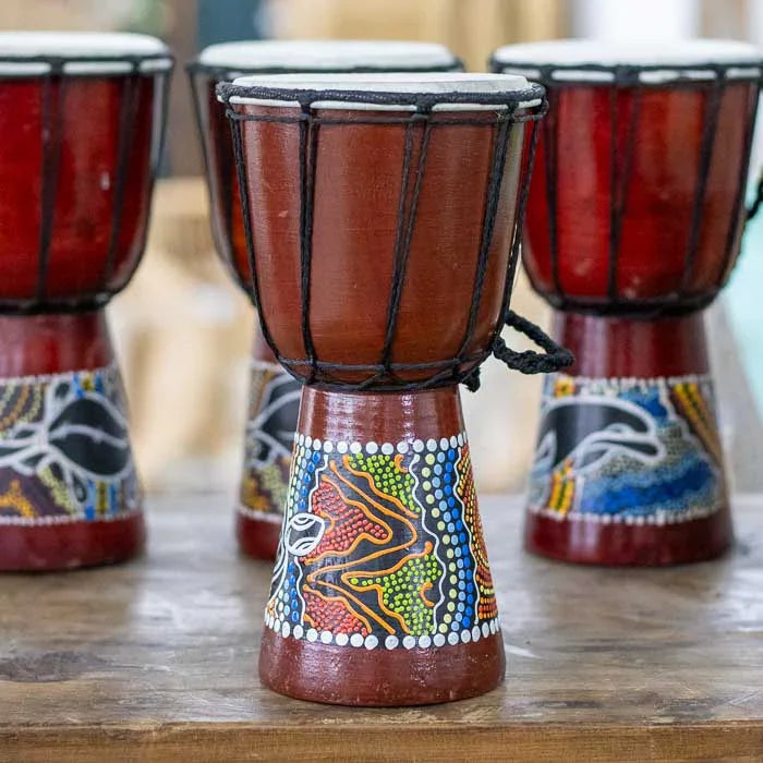 Djembê feito em Bali com pintura e padrões inspirados na cultura aborígene, perfeito para composições étnicas e sonoras 
