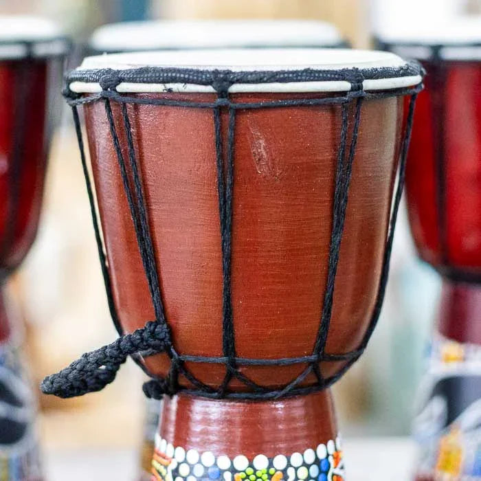 Peça sonora e decorativa de Bali em estilo aborígene, com corpo entalhado e couro esticado para percussão leve 