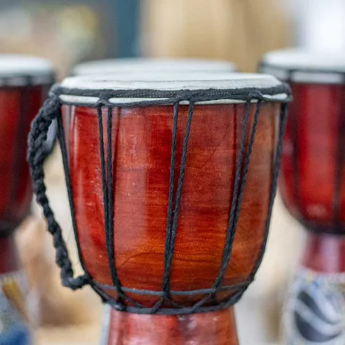 Tambor de mesa em madeira com couro e arte visual aborígene, ideal para decoração com significado simbólico 