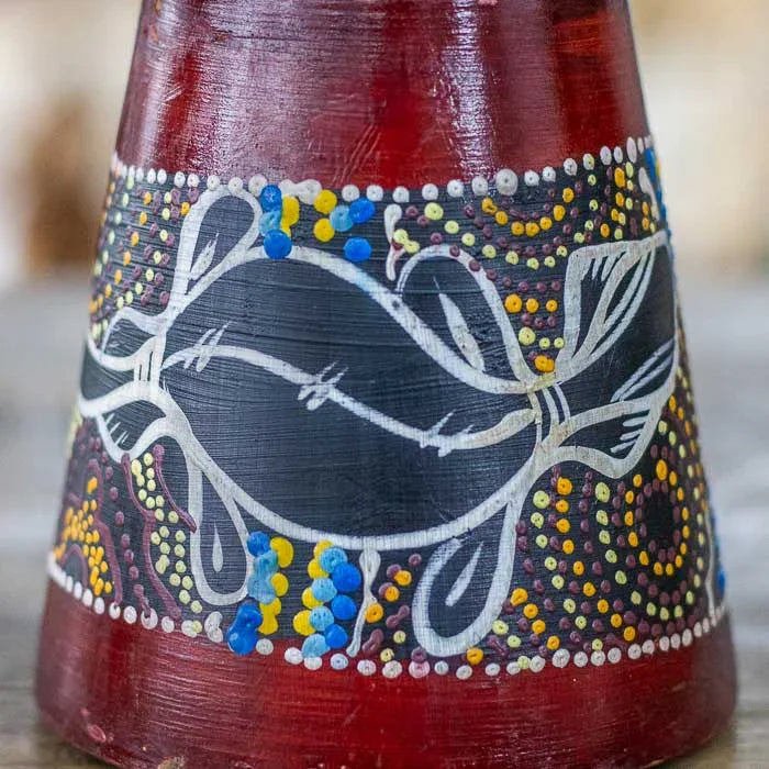 Djembê de 25cm entalhado em madeira com couro tensionado e detalhes coloridos, símbolo de conexão ancestral 
