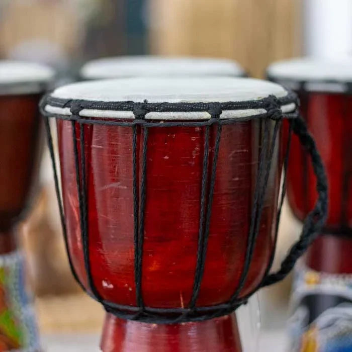 Djembê compacto com identidade cultural marcada pela pintura aborígene, expressão artística aplicada à música e à decoração 