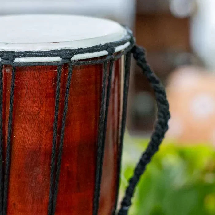 Detalhe do djembê artesanal de Bali com arte inspirada na fauna africana, peça rústica e autêntica que traduz cultura e espiritualidade.