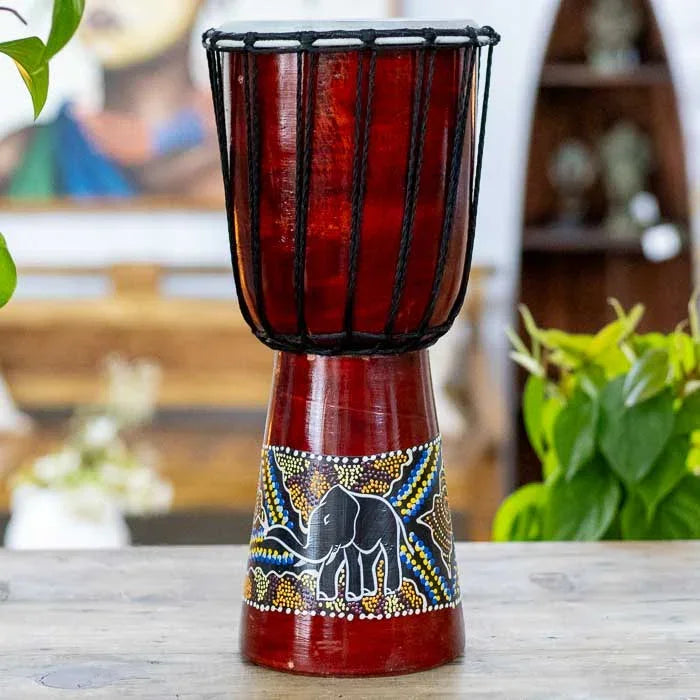 Djembê artesanal com arte de elefante pintada à mão por artesãos de Bali, símbolo de força e proteção espiritual nas culturas africanas. 