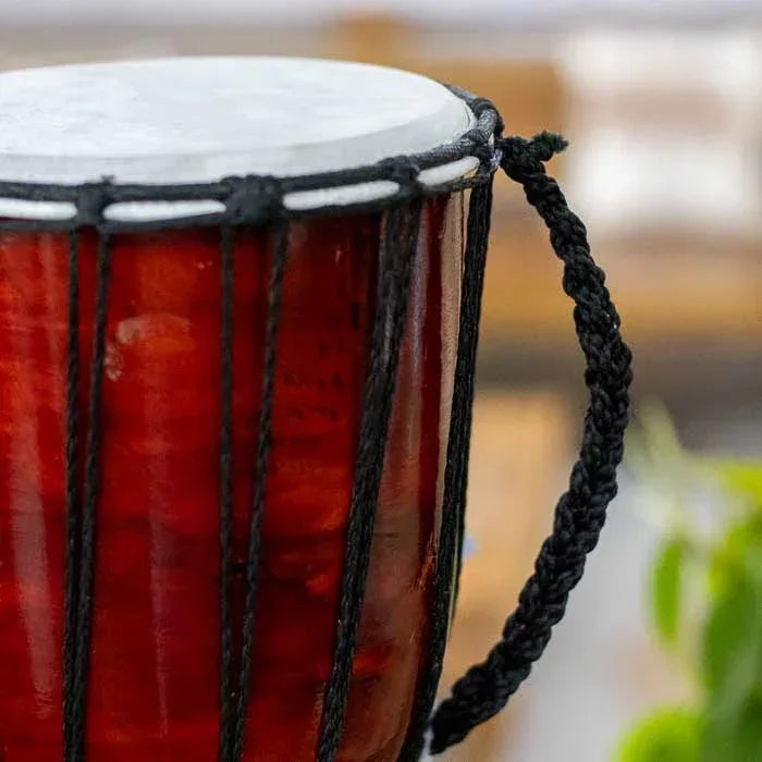 Tambor étnico africano de madeira e couro natural pintado à mão, peça artesanal de Bali que une tradição, ritmo e autenticidade cultural. 