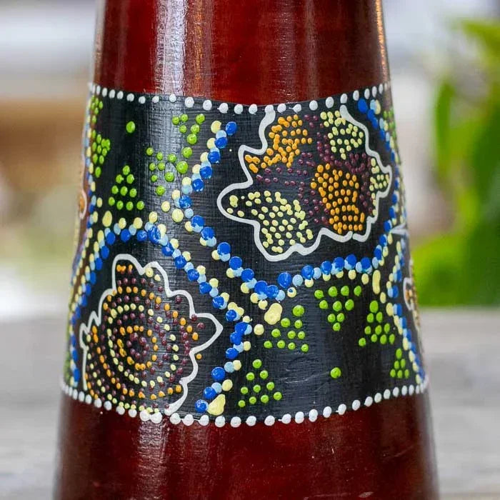 Djembê artesanal com desenho colorido de animal simbólico africano, produzido por artesãos de Bali com madeira e couro de alta qualidade. 
