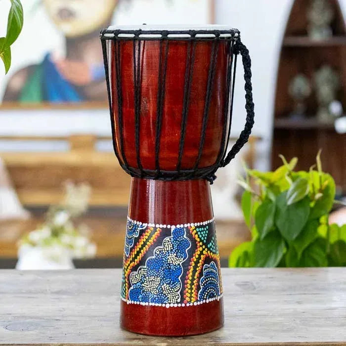 Tambor africano pequeno com design étnico abstrato, pintura manual e acabamento natural em madeira e couro, feito artesanalmente em Bali. 