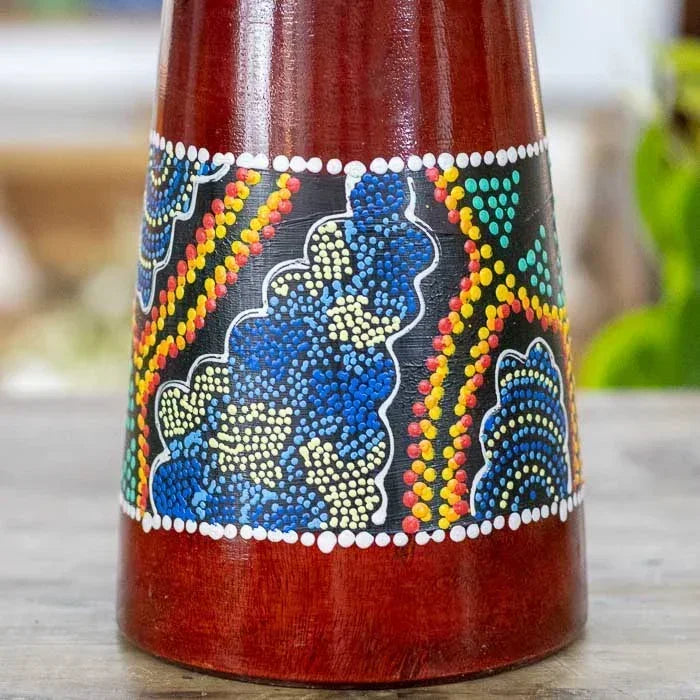 Djembê decorativo e funcional feito por artesãos de Bali em madeira e couro, com desenhos étnicos africanos e acabamento envernizado natural. 