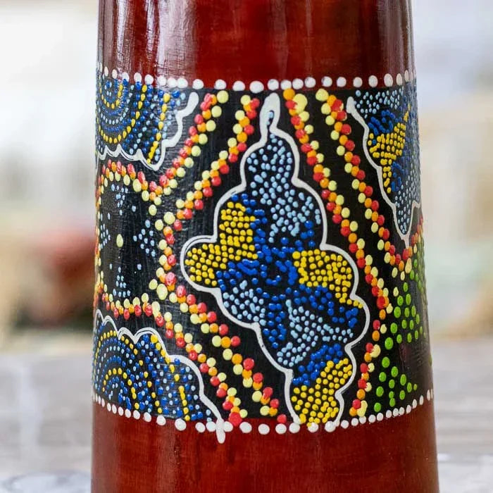 Instrumento musical artesanal de Bali inspirado em tradições africanas, tambor djembê em madeira e couro com pintura simbólica. 