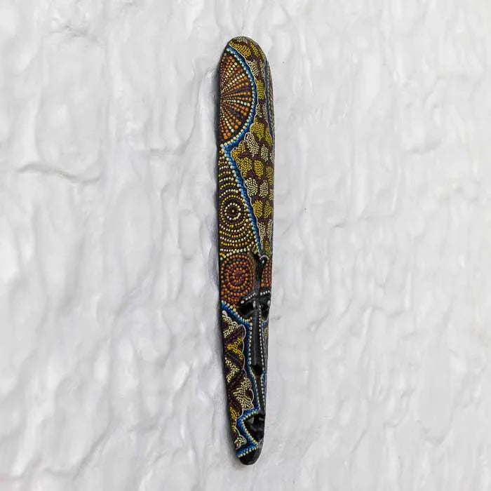 Máscara decorativa com desenho inspirado na tradição de Lombok. 