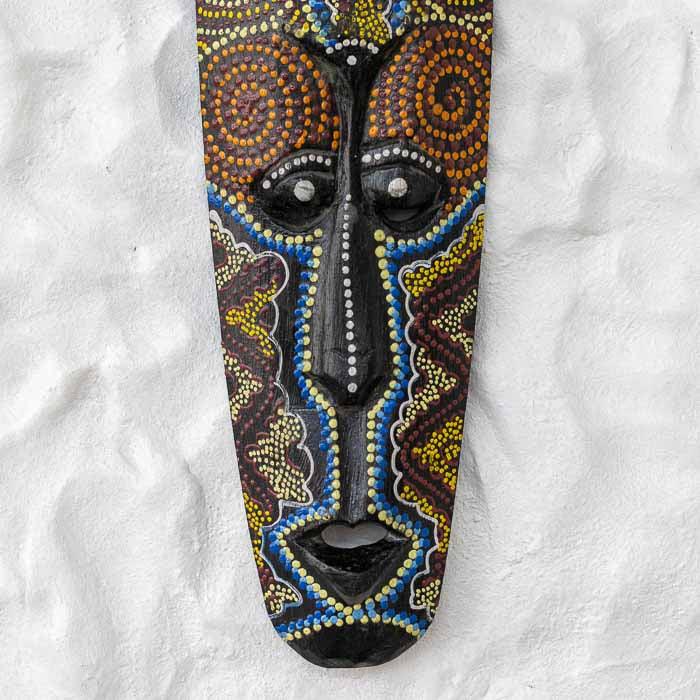 Máscara artesanal tribal com desenho inspirado na tradição de Lombok. 