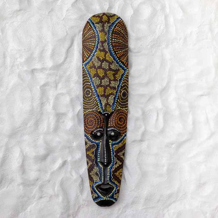 Objeto decorativo cultural com desenho inspirado na tradição de Lombok. 