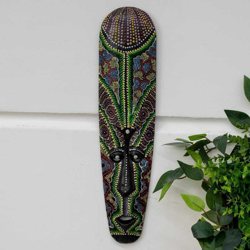 Escultura decorativa étnica com pintura vibrante e traços artesanais balineses. 