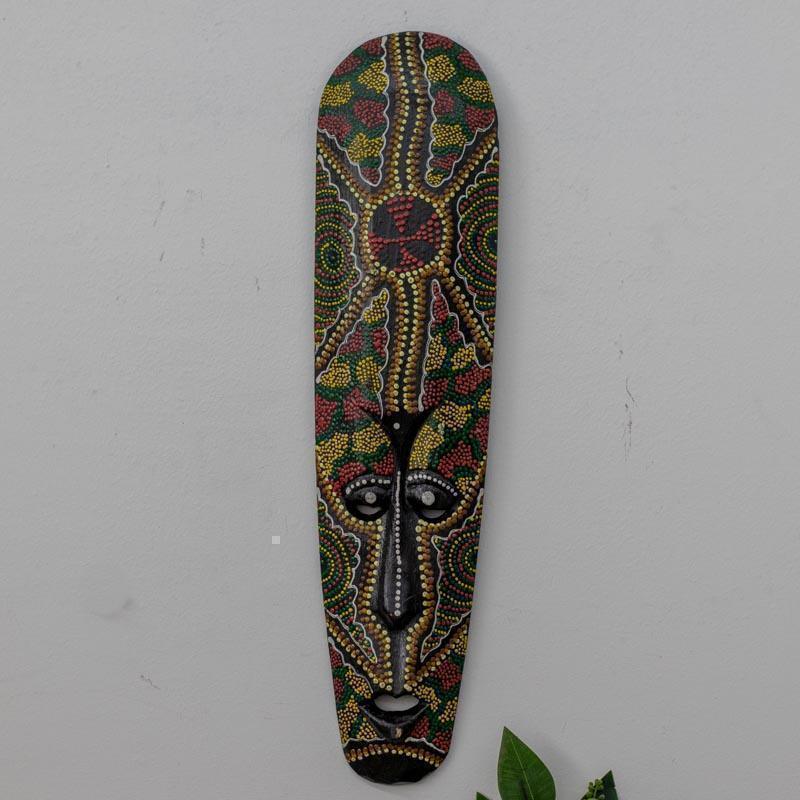 Peça esculpida à mão em madeira leve, ideal para decoração étnica de parede. 