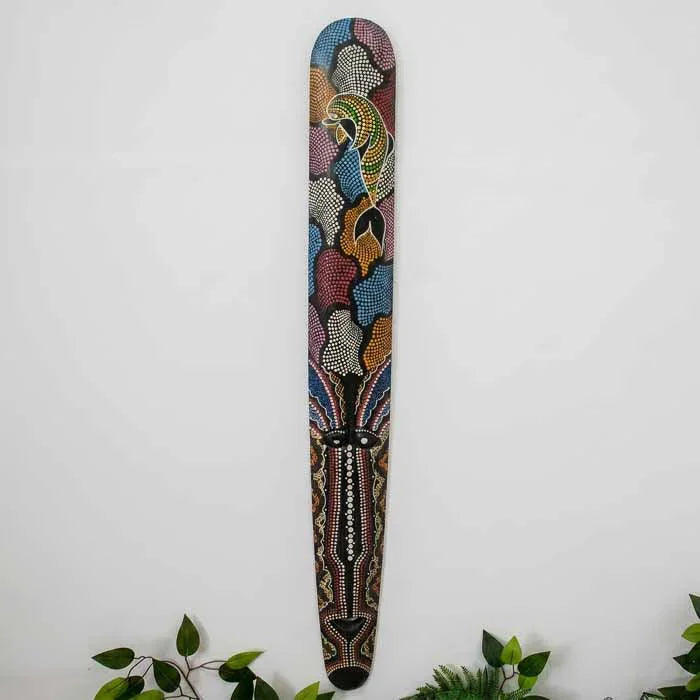 Máscara grande para decoração com pintura tribal e design cultural. 