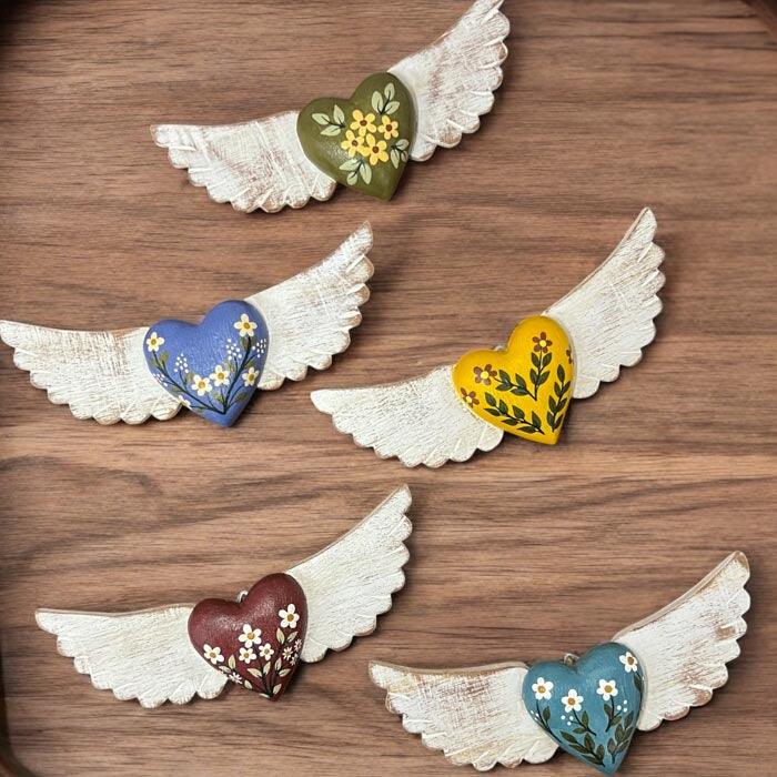 esculturas diversas de coração alado, asas e outras decorações de parede para seu wall decor.