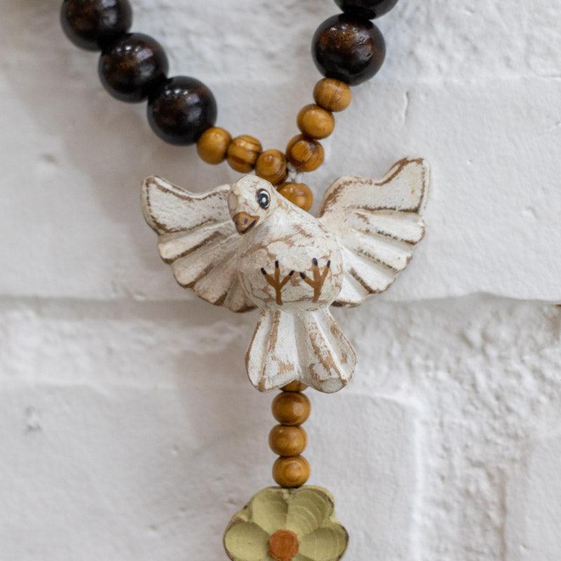 Objeto de decoração religiosa em madeira natural, trazendo a essência do barroco mineiro para o design moderno.