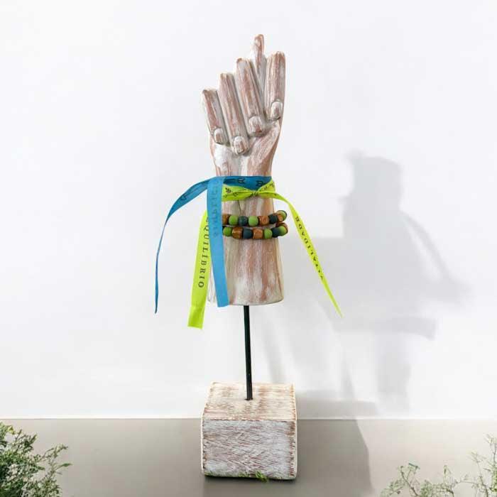 Escultura figa em madeira pátina 20cm com fitinha artesanal do Brasil.