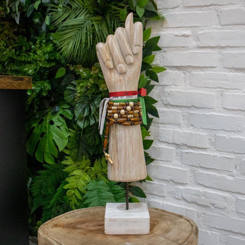 Amuleto de proteção em madeira de 55cm com fitas de mensagens positivas e terços de contas rústicas.